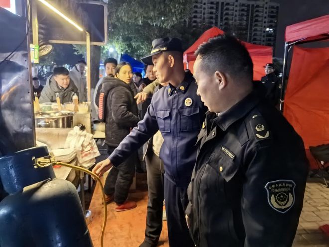 昌江区多部门整治康家花园夜市摊